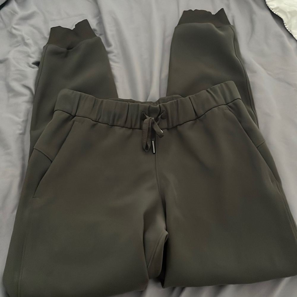 Lululemon on the fly joggers green